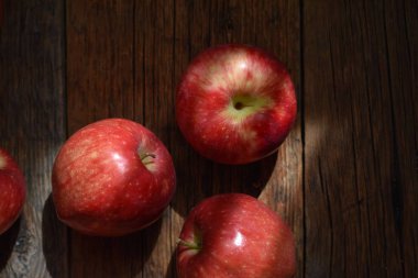 ahşap siyah arka plan üzerine taze kırmızı elmalar