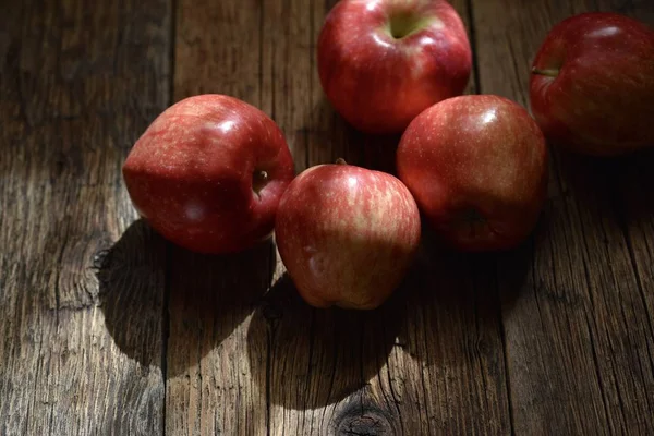 Frische Rote Äpfel Auf Schwarzem Holzgrund — Stockfoto