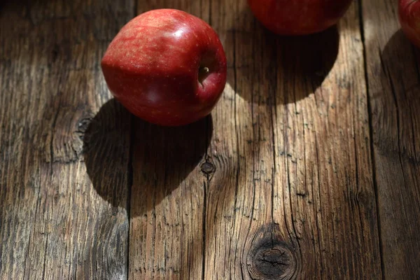 Frische Rote Äpfel Auf Schwarzem Holzgrund — Stockfoto