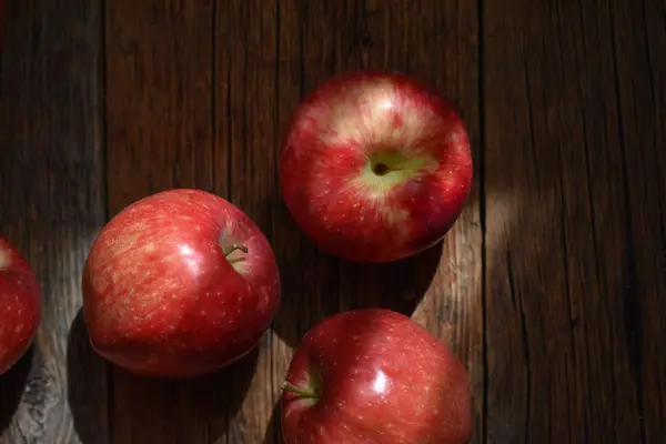 Frische Rote Äpfel Auf Schwarzem Holzgrund — Stockfoto