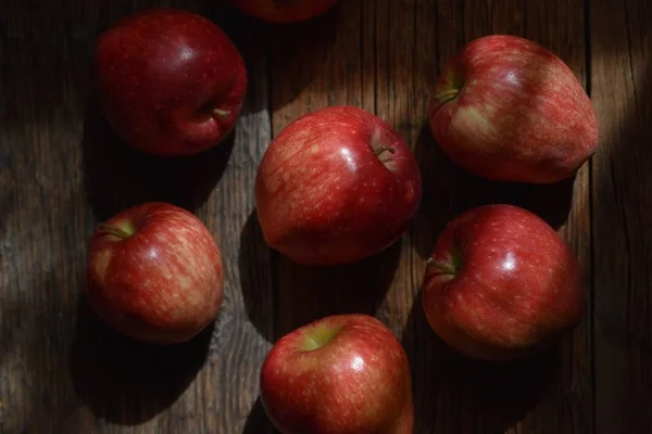 Frische Rote Äpfel Auf Schwarzem Holzgrund — Stockfoto