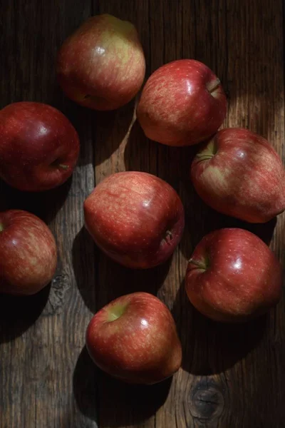 Frische Rote Äpfel Auf Schwarzem Holzgrund — Stockfoto