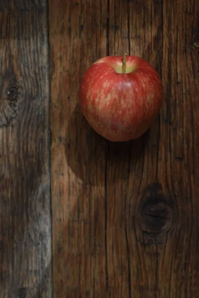 Frischer Roter Apfel Auf Schwarzem Holzhintergrund — Stockfoto