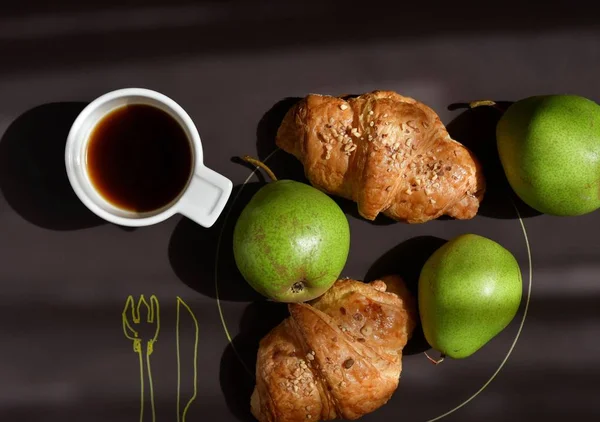 Blick Auf Kaffeetasse Mit Obst Und Croissants Morgenstimmung — Stockfoto