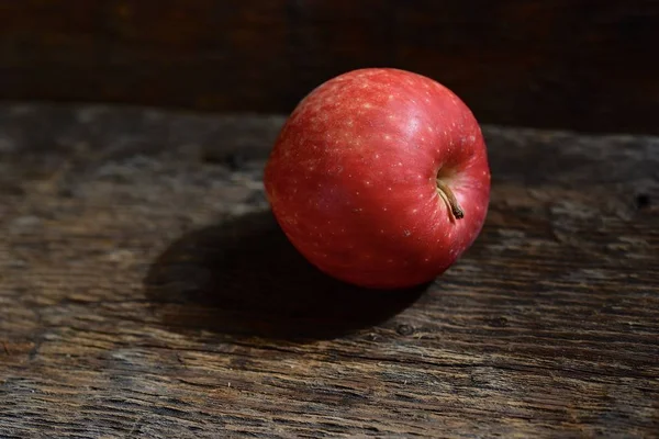 Roter Apfel Auf Holzbrettern Hintergrund — Stockfoto