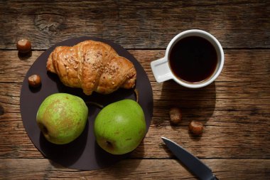 Meyve ve kruvasan, sabah ruh hali ile kahve Kupası üstten görünüm 