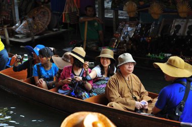 Market nehir Tayland teknede yüzen turist 