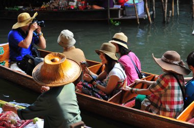 Market nehir Tayland teknede yüzen turist 