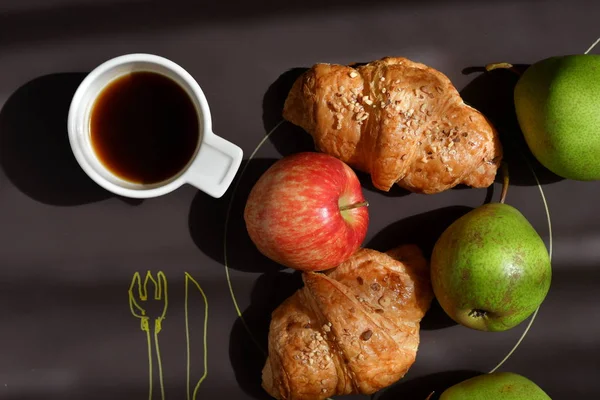 Blick Auf Kaffeetasse Mit Früchten Und Croissants Morgenstimmung — Stockfoto