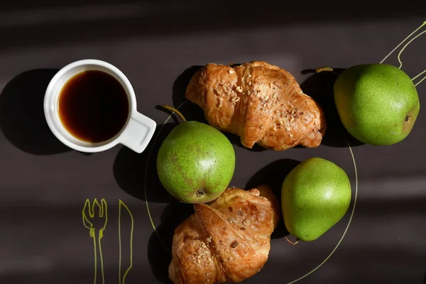 Blick Auf Kaffeetasse Mit Früchten Und Croissants Morgenstimmung — Stockfoto