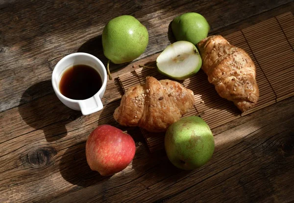 Blick Auf Kaffeetasse Mit Früchten Und Croissants Morgenstimmung — Stockfoto