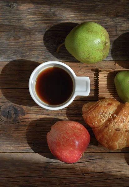 Felülnézet Kávéscsésze Gyümölcsöt Croissant Reggel Hangulat — Stock Fotó