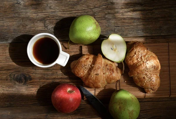 Blick Auf Kaffeetasse Mit Früchten Und Croissants Morgenstimmung — Stockfoto