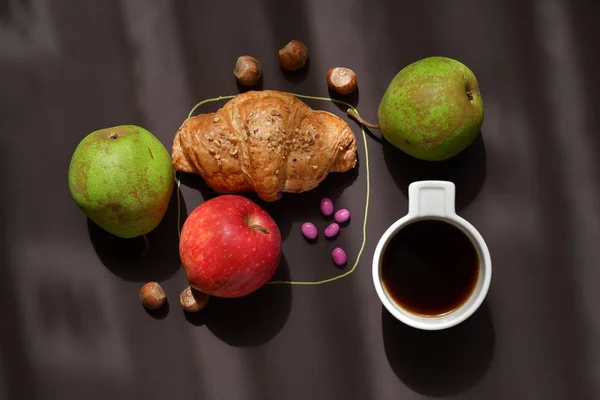 Blick Auf Kaffeetasse Mit Früchten Und Croissant Morgenstimmung — Stockfoto