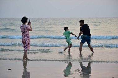 gün batımında sahilde yürüyüş insanlar