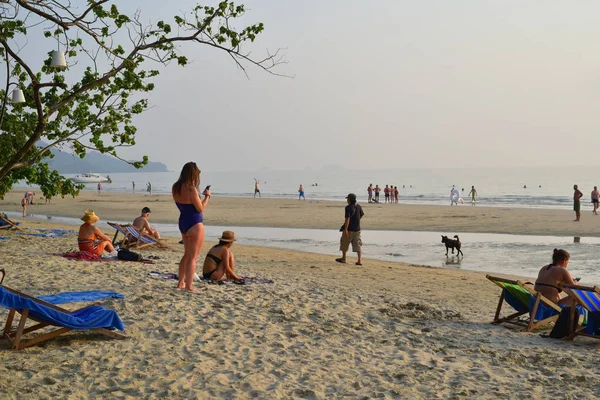 People Walking Beach Sunset — Stock Photo, Image