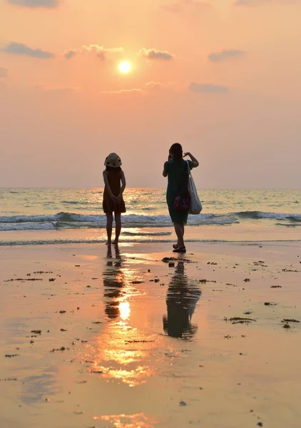 Persone Che Fanno Foto Sulla Spiaggia Tramonto — Foto Stock