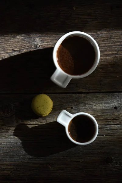 Taza Café Negro Dulces Galletas Amarillas Luz Solar Sobre Fondo — Foto de Stock