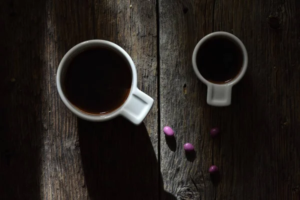 Deux Tasses Café Noir Lumière Soleil Sur Fond Table Bois — Photo