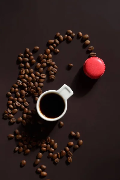 Composición Granos Café Galleta Roja Taza Café Negro — Foto de Stock