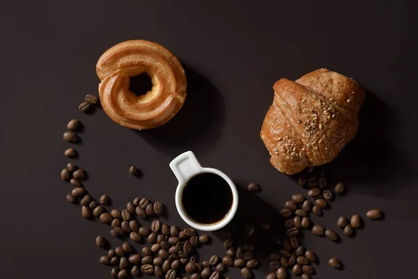 Croissant Cake Cup Black Coffee Coffee Beans — Stock Photo, Image