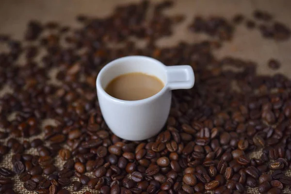 Closeup Mug Coffee Resting Amoungst Coffee Beans — Stock Photo, Image