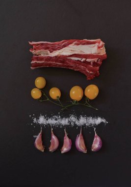 Taze çiğ et. Baharat karanlık taş tepsi ile sığır eti 