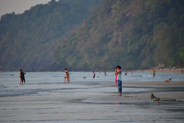 Bir resim ile tatilcilerin güneşli bir plaj 