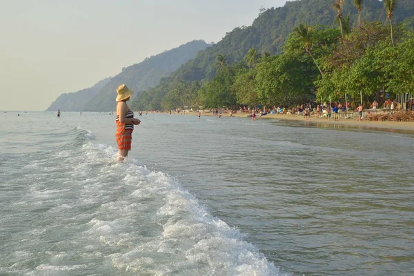 Picture Beach Vacationers Sunny Day — Stock Photo, Image