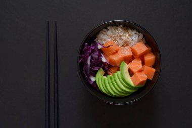 Geleneksel Hawaii tabak kase Poke karanlık bir arka plan üzerinde 