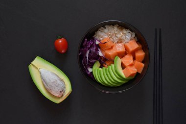 Geleneksel Hawaii tabak kase Poke karanlık bir arka plan üzerinde 