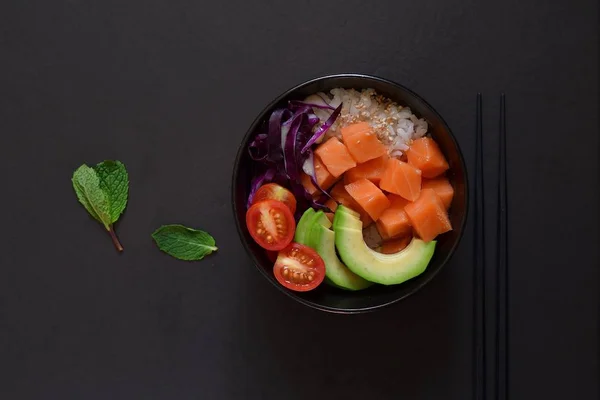 Plato Tradicional Hawaiano Poke Bowl Sobre Fondo Oscuro —  Fotos de Stock