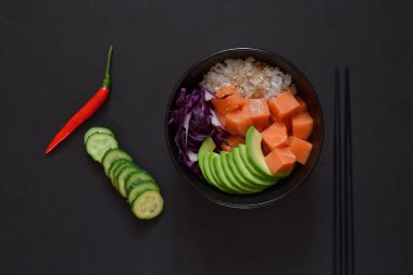 Geleneksel Hawaii tabak kase Poke karanlık bir arka plan üzerinde 