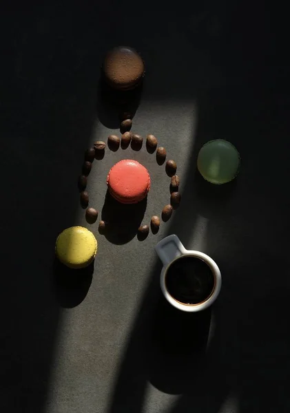 Filiżankę Gorącej Kawy Kolorowe Ciasteczka Kawa Światło Słoneczne — Zdjęcie stockowe