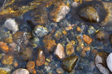 Soyut Fotoğrafçılık. Saf buzul su. Kırgızistan dağlarında dağ nehir 