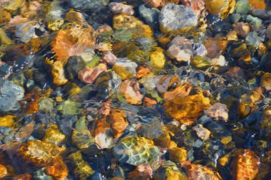 Soyut Fotoğrafçılık. Saf buzul su. Kırgızistan dağlarında dağ nehir 