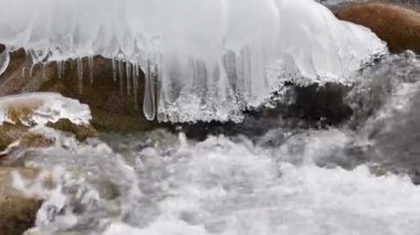Su yaşıyorum. Saf buzul su. Kırgızistan dağlarında dağ nehir 