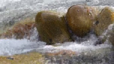 Saf buzul su. Kırgızistan dağlarında dağ buzul nehir 