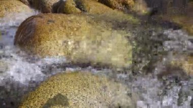 Saf buzul su. Kırgızistan dağlarında dağ buzul nehir 