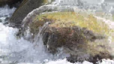 Saf buzul su. Kırgızistan dağlarında dağ buzul nehir 