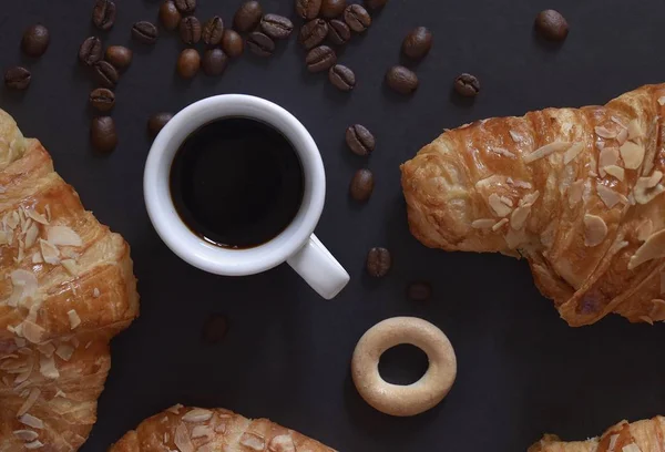 Una Taza Café Aromático Fondo Hermosos Croissants Humor Café — Foto de Stock