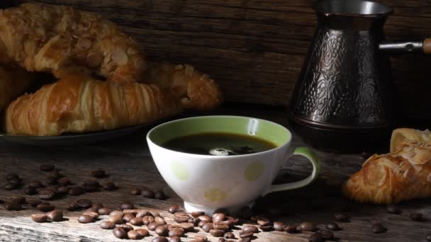 Una Taza Café Aromático Con Croissants Fondo Una Vieja Mesa — Vídeo de stock