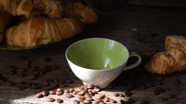Kopp Aromatiskt Kaffe Och Croissanter Bakgrunden Gamla Träbord Bild Kaffe — Stockvideo