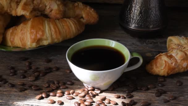 Una Tazza Caffè Aromatico Con Cornetti Sullo Sfondo Vecchio Tavolo — Video Stock