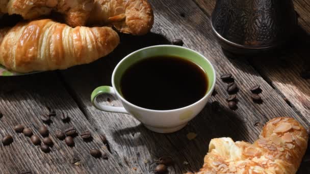 咖啡组合物 咖啡杯 羊角面包 咖啡豆和铜咖啡机在旧木桌的背景 — 图库视频影像