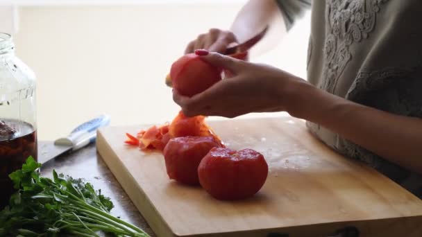 Μια Γυναίκα Ετοιμάζει Ντομάτες Για Μαγειρέψουν Νόστιμα Ζυμαρικά Για Μακαρόνια — Αρχείο Βίντεο
