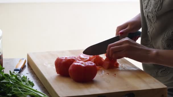 女性はスパゲッティのためのおいしいパスタを調理するためにトマトを準備します 健康食品 — ストック動画