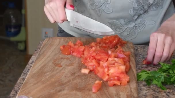 Uma Mulher Prepara Tomates Para Cozinhar Uma Deliciosa Massa Para — Vídeo de Stock