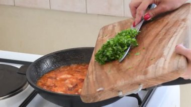 Genç bir kadın spagetti için lezzetli bir deniz ürünleri makarna hazırlar. Sağlıklı yiyecekler. 4k