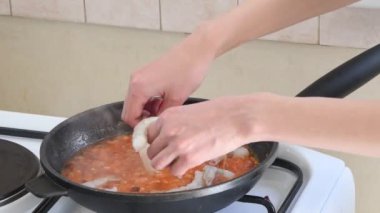 Genç bir kadın spagetti için lezzetli bir deniz ürünleri makarna hazırlar. Sağlıklı yiyecekler. 4k